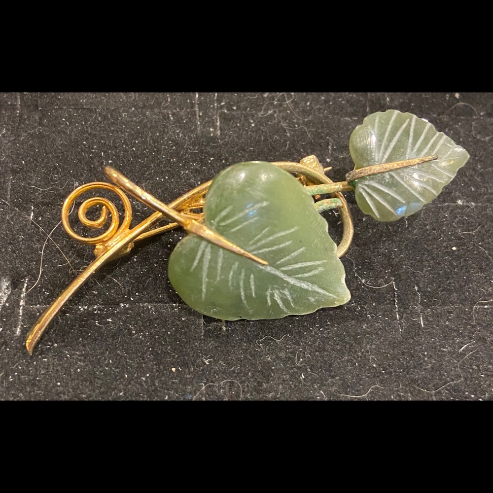 Vintage style ivy leaf design brooch